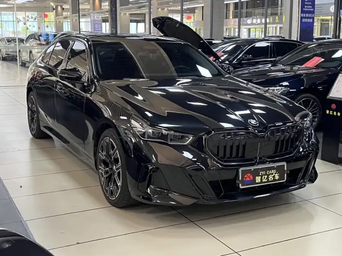 BMW 5 Series 2026 Model 530Li Exclusive Model M Sports Set – фото 3