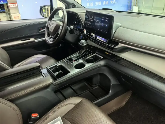 Granvia 2023 Model Intelligent Hybrid 2.5L Noble PLUS