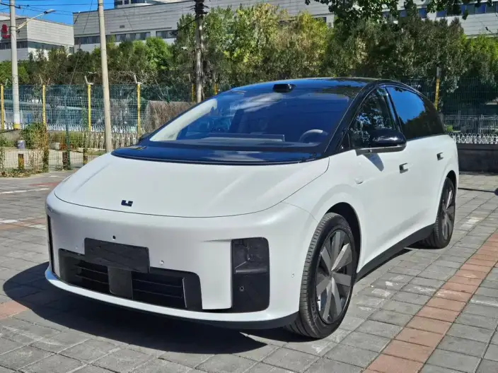 Li Auto i8 2025 Model Standard Edition – фото 1