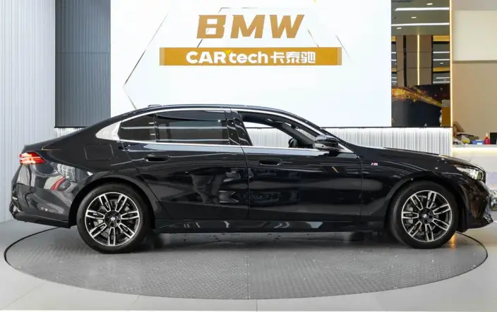 BMW 5 Series 2025 Model 530Li Leading Model M Sports Set – фото 7