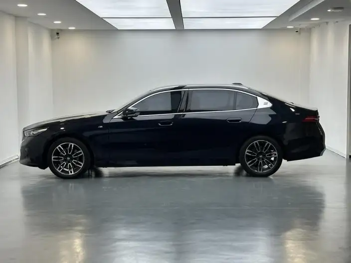 BMW 5 Series 2024 Model 530Li Leading Model M Sports Set – фото 4