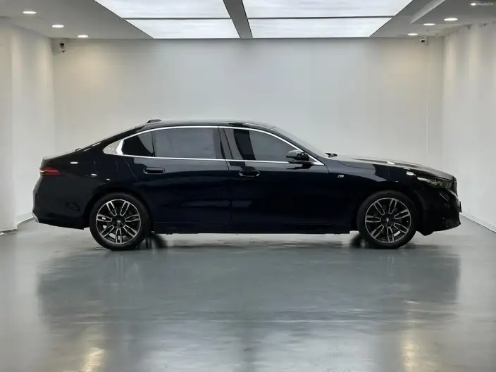 BMW 5 Series 2024 Model 530Li Leading Model M Sports Set – фото 8