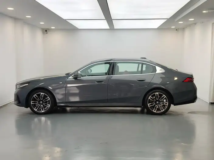 BMW 5 Series 2024 Model 525Li M Sports Set – фото 4
