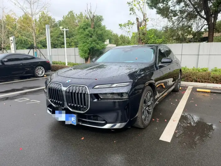 BMW 7 Series 2023 Model 735Li Luxury Set – фото 1