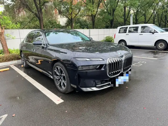 BMW 7 Series 2023 Model 735Li Luxury Set – фото 2