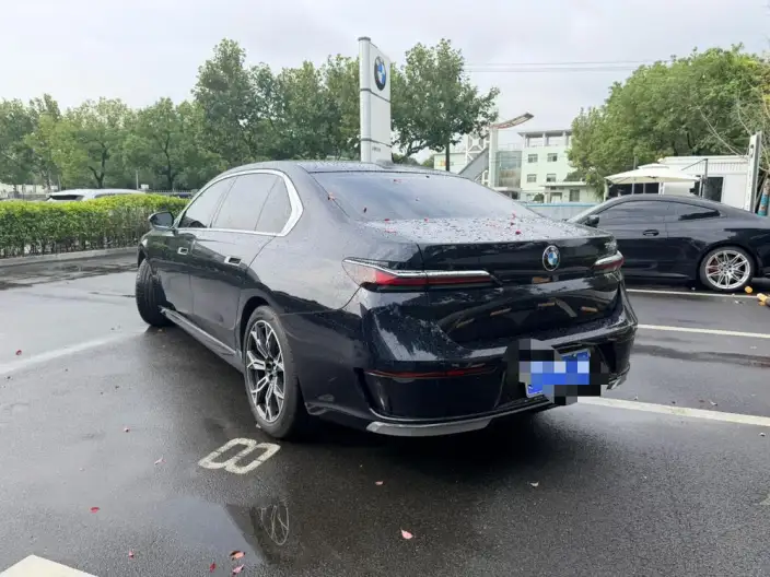 BMW 7 Series 2023 Model 735Li Luxury Set – фото 3