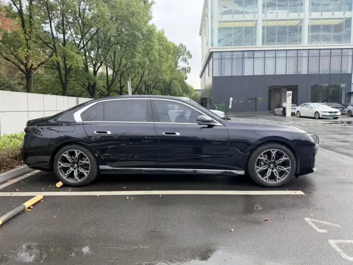 BMW 7 Series 2023 Model 735Li Luxury Set – фото 5