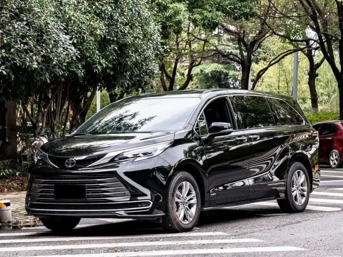 Toyota Sienna 2024 Model Hybrid 2.5L 4WD Deluxe Edition – фото 1