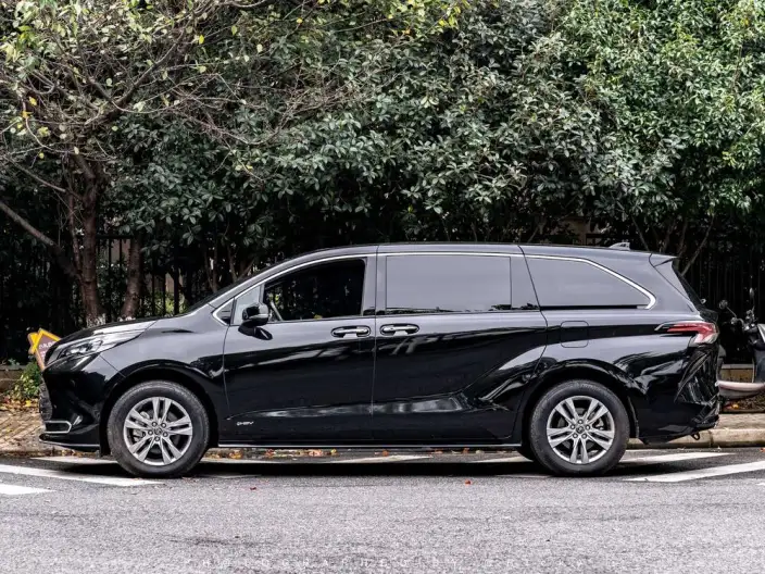 Toyota Sienna 2024 Model Hybrid 2.5L 4WD Deluxe Edition – фото 2