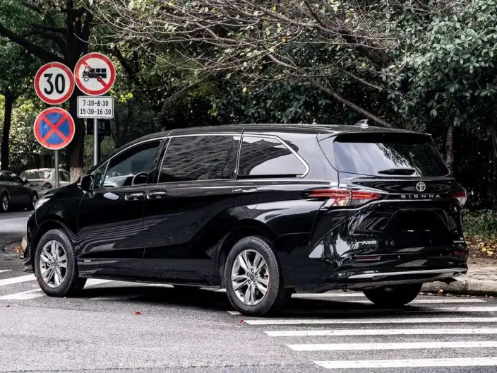 Toyota Sienna 2024 Model Hybrid 2.5L 4WD Deluxe Edition – фото 3