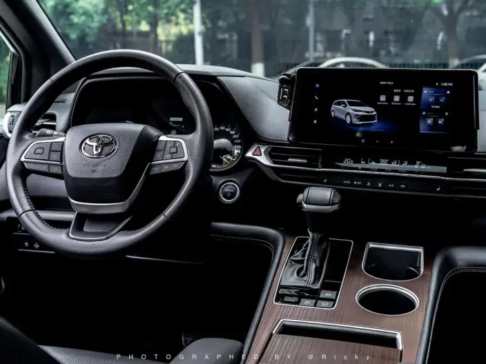 Toyota Sienna 2024 Model Hybrid 2.5L 4WD Deluxe Edition – фото 4