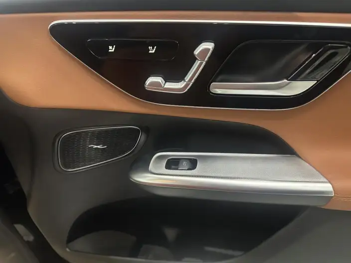 Mercedes-Benz GLC 2024 Model Facelift GLC 300 L 4MATIC Dynamic Model 5 seat – фото 3