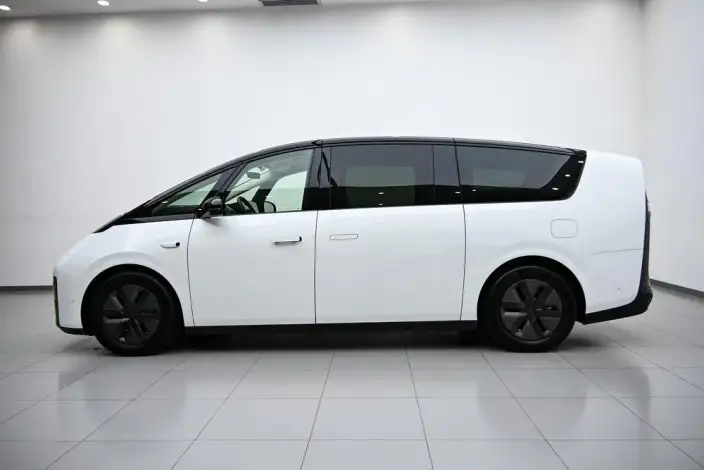 Li Auto MEGA 2024 Model Ultra Edition – фото 4