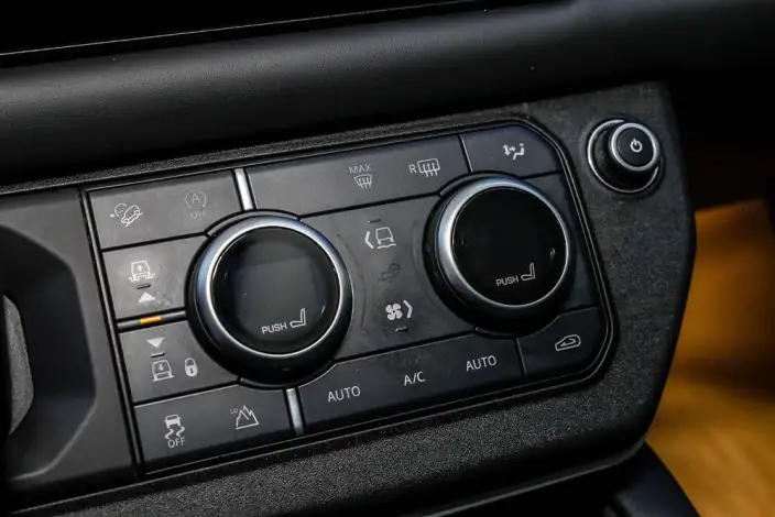 Land Rover Defender 2023 Model Facelift 90 3.0T P400 XS – фото 9