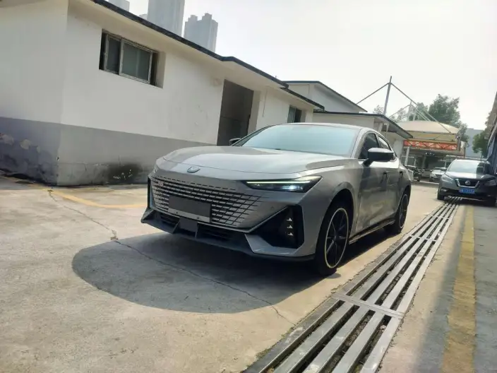 Changan UNI-V 2022 Model 1.5T Smart Pilot Model – фото 1