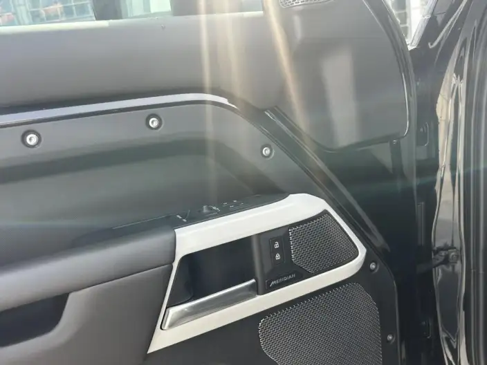 Land Rover Defender 2023 Model Facelift 90 3.0T P400 XS – фото 10