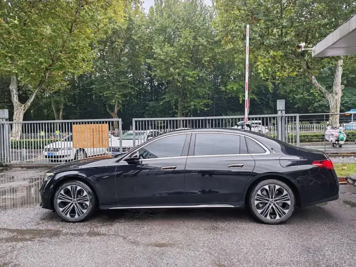 Mercedes-Benz E-Class PHEV 2024 Model E 350 e L sedan – фото 4