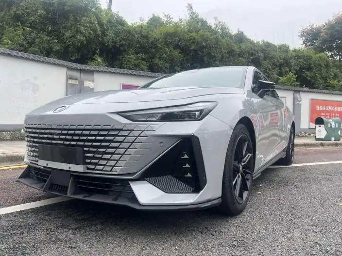 Changan UNI-V 2022 Model 1.5T Noble Model – фото 1