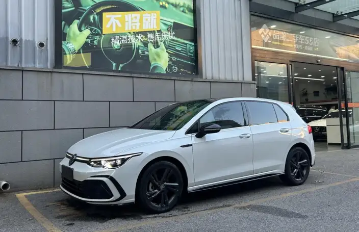 Volkswagen Golf 2023 Model 280TSI DSG R-Line 20th Anniversary Memorial – фото 1