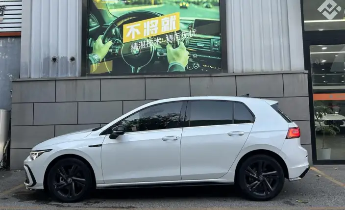 Volkswagen Golf 2023 Model 280TSI DSG R-Line 20th Anniversary Memorial – фото 3