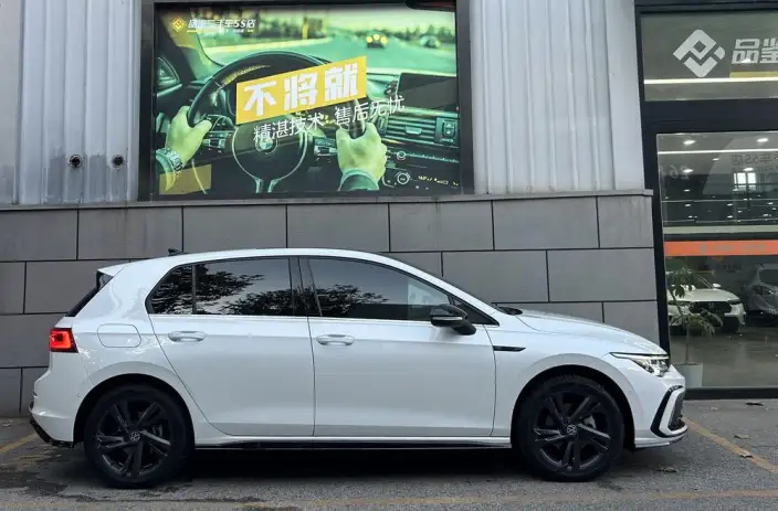 Volkswagen Golf 2023 Model 280TSI DSG R-Line 20th Anniversary Memorial – фото 6