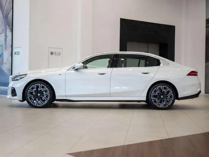 BMW 5 Series 2025 Model 530Li Exclusive Model M Sports Set – фото 4