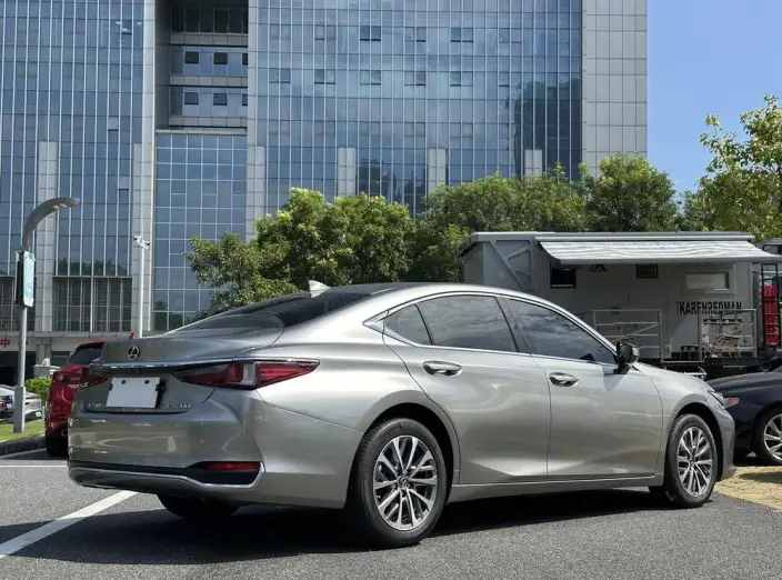 Lexus ES 2022 Model 200 Superior Edition – фото 6