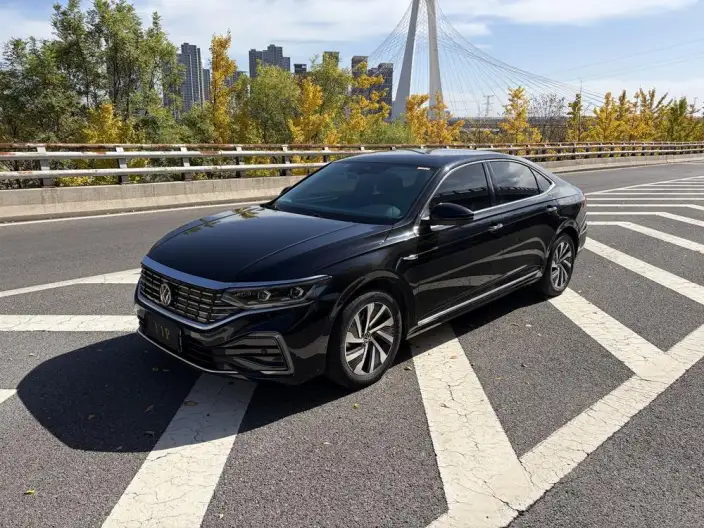 Volkswagen Passat PHEV 2023 Model 430PHEV Hybrid Deluxe Edition – фото 1