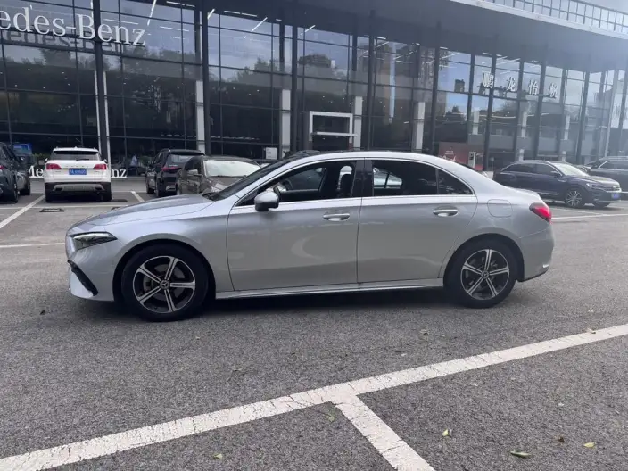Mercedes-Benz A-class 2023 Model A 200 L Sports sedan Fashion Edition – фото 2
