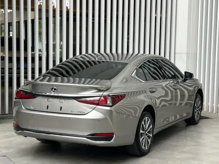 Lexus ES 2022 Model 300h Superior Edition