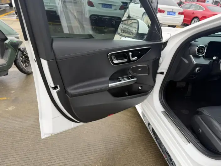Mercedes-Benz C-Class 2023 Model C 200 L Sports Edition – фото 6