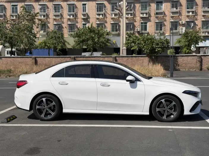 Mercedes-Benz A-class 2023 Model A 200 L Sports sedan Fashion Edition – фото 7