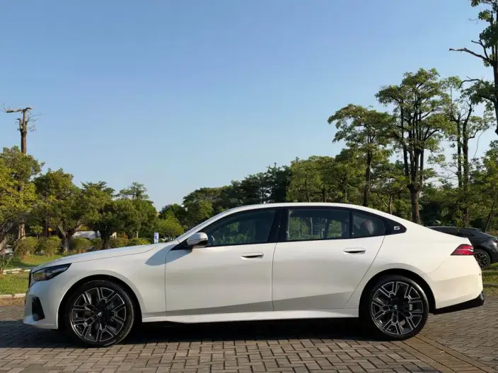 BMW 5 Series 2026 Model 530Li Exclusive Model M Sports Set – фото 4