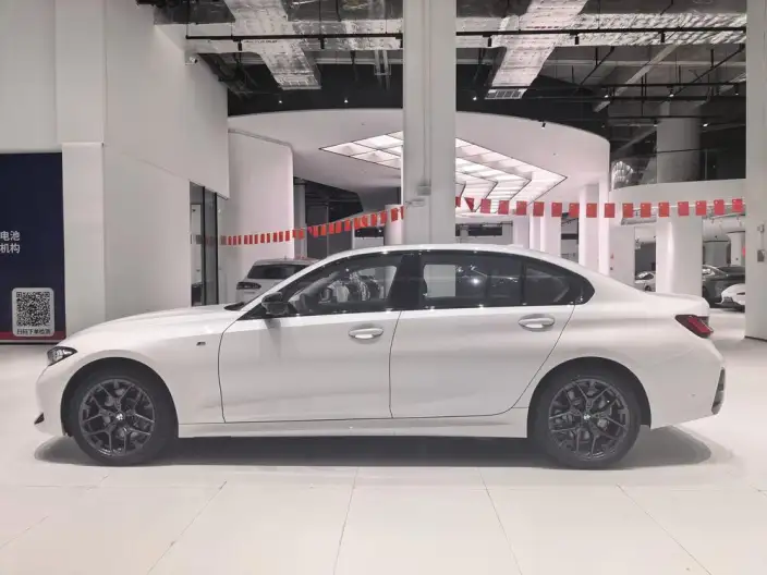 BMW 3 Series 2026 Model 330Li M Sports Night Set – фото 4