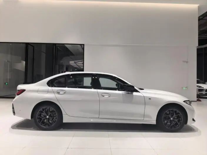 BMW 3 Series 2026 Model 330Li M Sports Night Set – фото 8