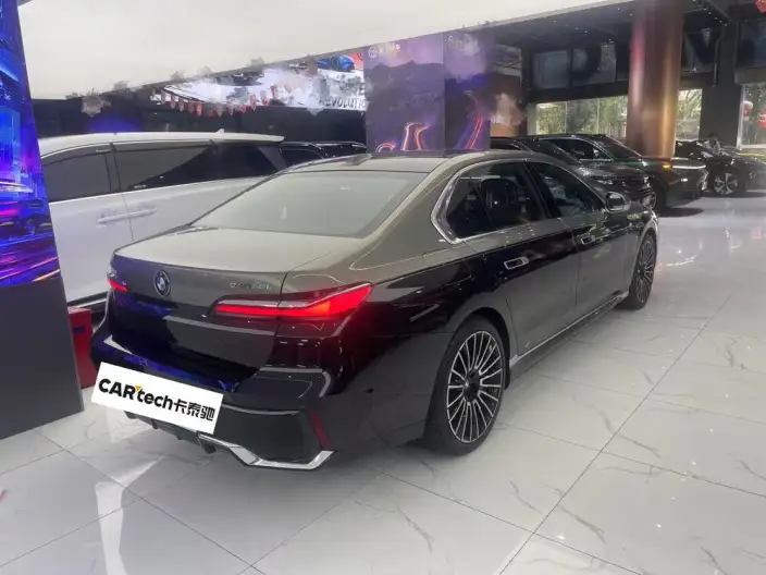 BMW i7 2023 Model eDrive50L Exclusive Model M Sports Set – фото 5