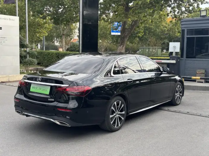 Mercedes-Benz E-Class PHEV 2023 Model E 350 e L Sports sedan – фото 5