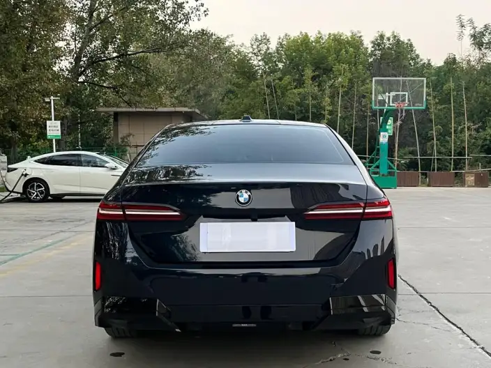 BMW 5 Series 2025 Model 525Li M Sports Set – фото 5