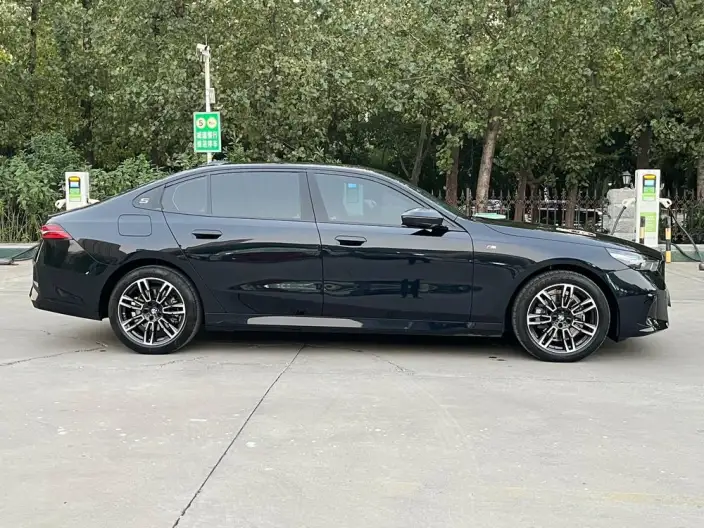 BMW 5 Series 2025 Model 525Li M Sports Set – фото 7