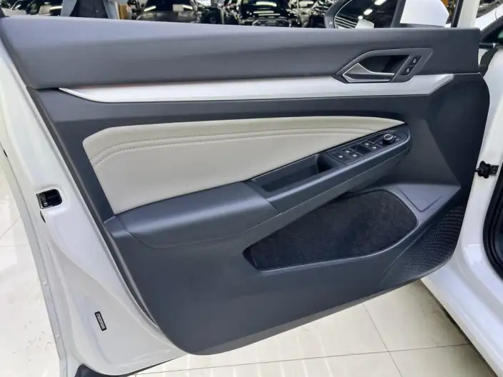 Volkswagen Golf 2023 Model 280TSI DSG Pro – фото 9