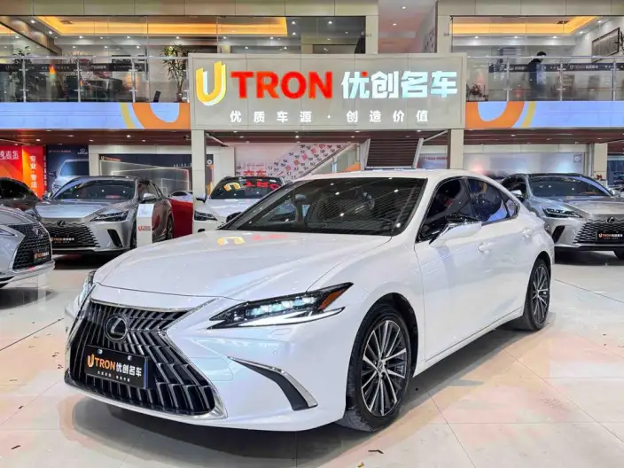 Lexus ES 2022 Model 300h Premium – фото 1