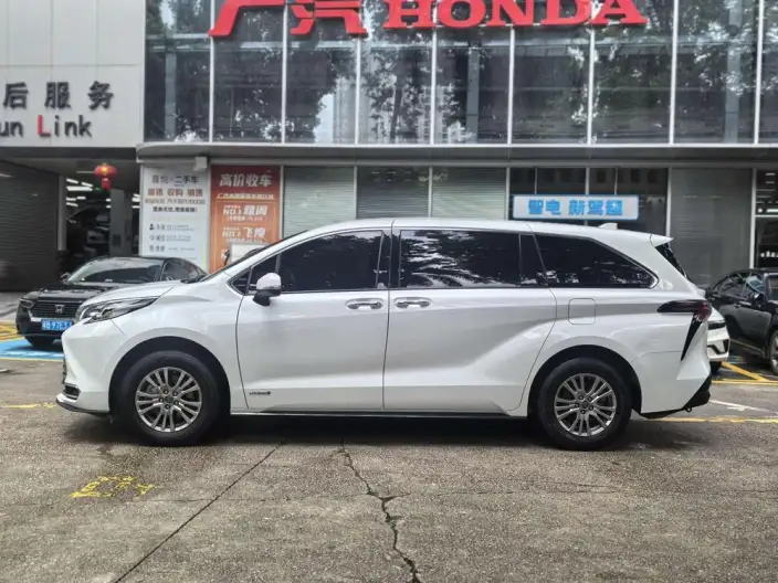 Toyota Sienna 2021 Model 2.5L Hybrid Premium Edition – фото 4