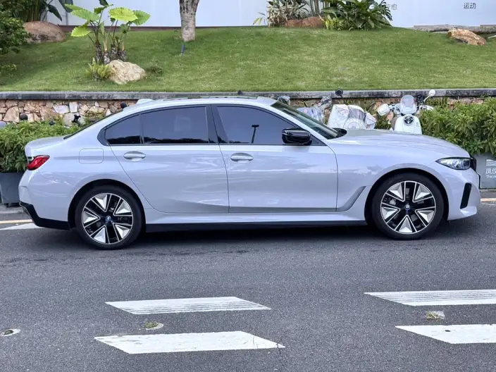 BMW i3 2023 Model eDrive40L Night Edition Sports Set – фото 8