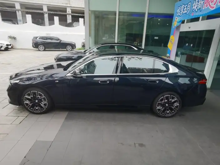 BMW 5 Series 2025 Model Facelift 530Li Exclusive Model M Sports Set – фото 4