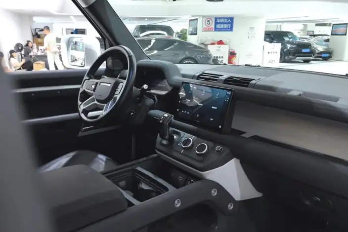 Land Rover Defender 2023 Model 90 3.0T P400 XS – фото 9