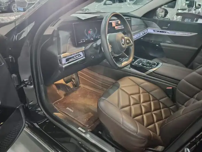 BMW 7 Series 2023 Model 735Li Luxury Set – фото 9