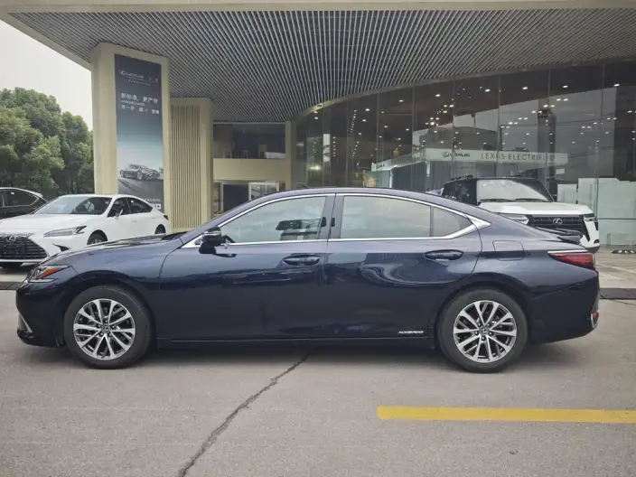 Lexus ES 2021 Model 300h Superior Edition