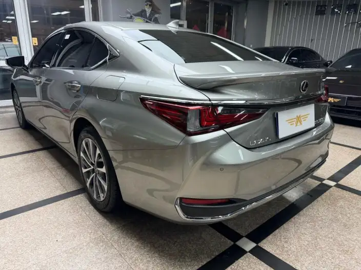 Lexus ES 2022 Model 300h Superior Edition