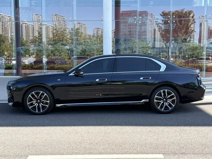 BMW 7 Series 2023 Model 735Li M Sports Set – фото 4