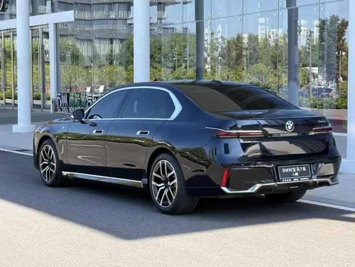 BMW 7 Series 2023 Model 735Li M Sports Set – фото 5